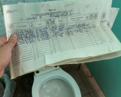 В туалете посетители больницы могли узнать имена и диагнозы других пациентов