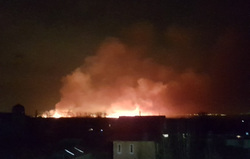 Местные жители боятся распространения пламени на их дома