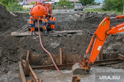 Устранение крупной коммунальной аварии. Курган, коммунальная авария, откачка воды, ковш экскаватора, ао водный союз