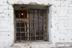 СИЗО-1«день открытых дверей» для СМИ и пресс-конференция начальника УФСИН Курган 31.10.2013г, сизо, тюрьма, решетка на окне, окно