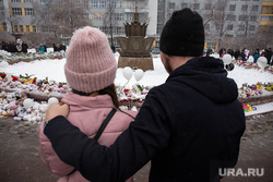 Акция памяти погибших при пожаре в Кемерове в ТЦ "Зимняя вишня". Екатеринбург, акция памяти, пара, фонтан каменный цветок