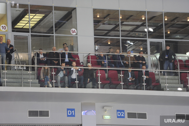 За матчем наблюдал председатель правления Федерации хоккея РФ Аркадий Ротенберг (верхний ряд, третий справа)