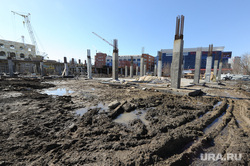 Обход Борисом Дубровским места строительства конгресс-холла Таганай 2020 на улице Труда. Челябинск, бездорожье, грязь, фундамент, конгресс-холл таганай2020, стройка