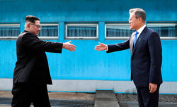 Лидеры Северной Кореи и Южной Кореи пожимают друг другу руки