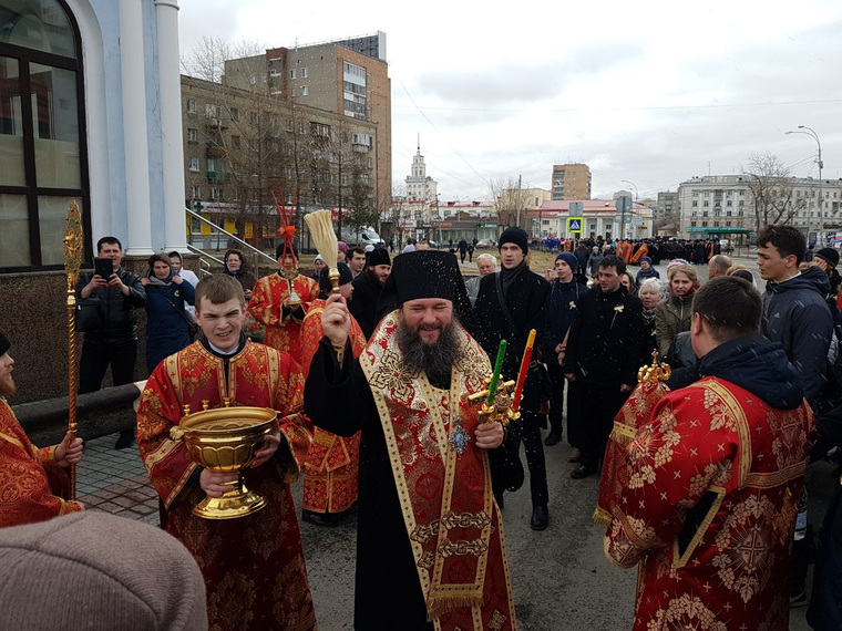 Православные у Храма на Крови