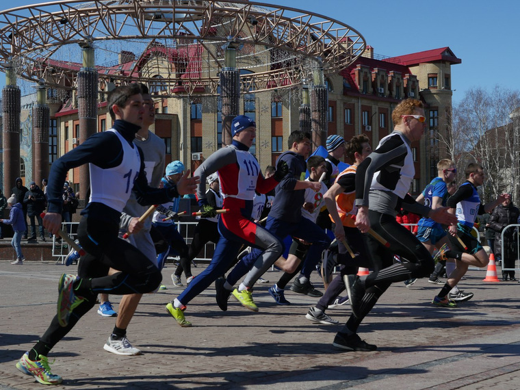 Синхронно с началом праздника в Ханты-Мансийске началась легкоатлетическая эстафета