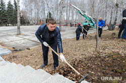 Общегородской субботник на мемориале "Память" с участием работников городской администрации. Челябинск, грабли, безруков виталий