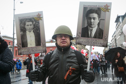 Акция "Бессмертный полк" в Москве. Москва, георгиевская лента, фотографии в руках, бессмертный полк, портреты, солдаты великой отечественной войны