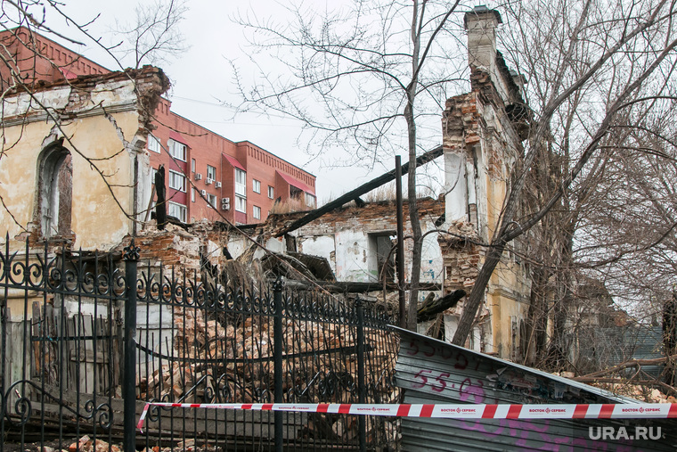Рухнувшее нежилое здание (памятник архитектуры) по улице Советская 131. Курган, памятник архитектуры, развалины, лента ограждения, рухнувшее здание