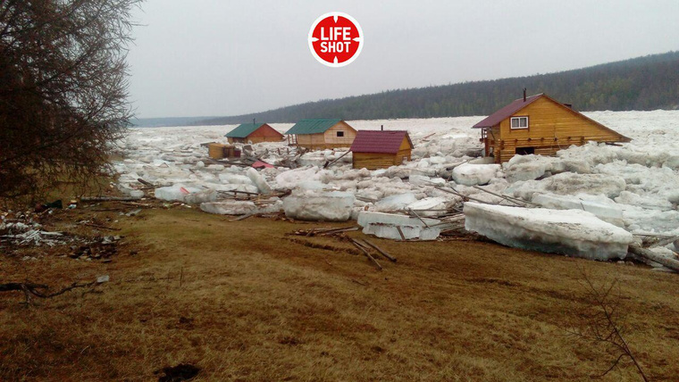 Выдавленный из реки лед сносит поселок Оннес