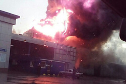 Столб дыма от пожара на заводе «Полимерпласт» можно было увидеть далеко от места событий