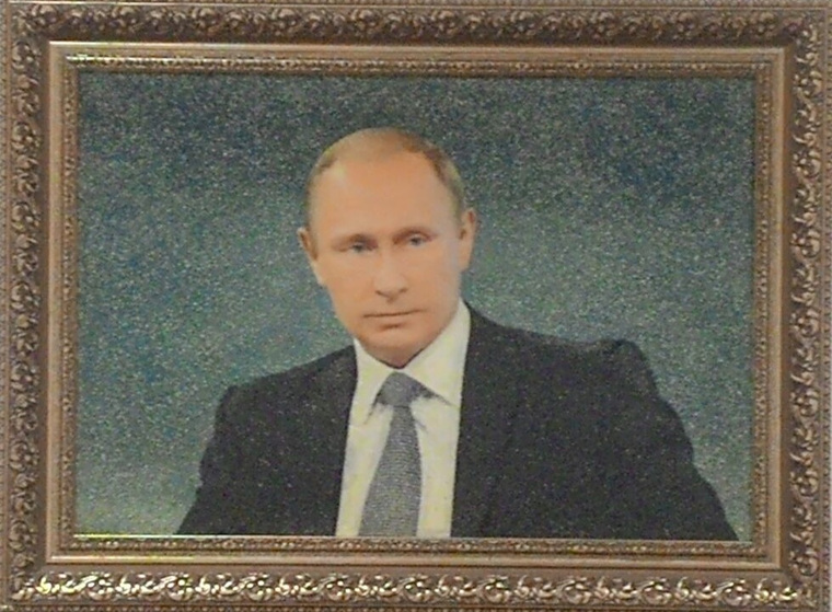 Картина с изображением Владимира Путина из янтаря оценена в 7 миллионов