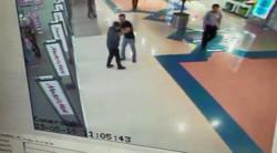 На видео хорошо видно, как охранник избивает парня с ДЦП
