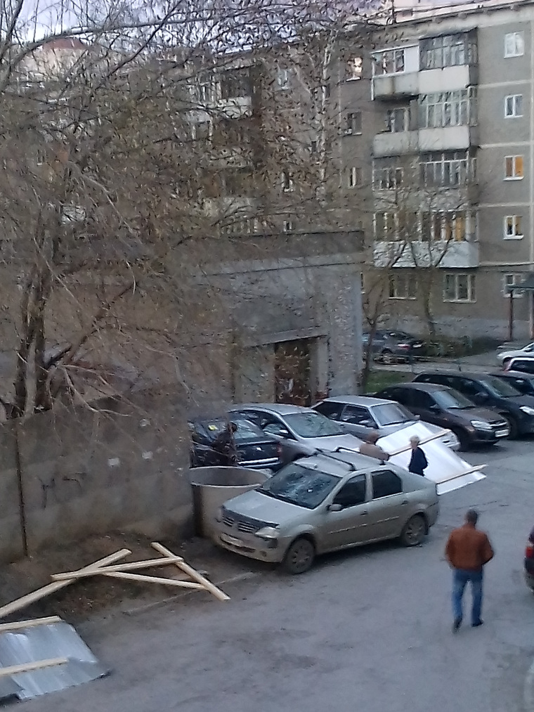 Забор сдуло на машины