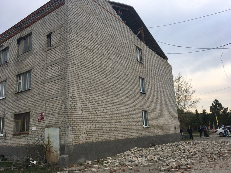 Часть стены общежития обвалилась из-за ветра