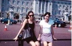В 15 лет Маркл сфотографировалась на фоне Букингемского дворца