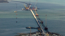 Митрополит Платон во время морского крестного хода освятил Крымский мост