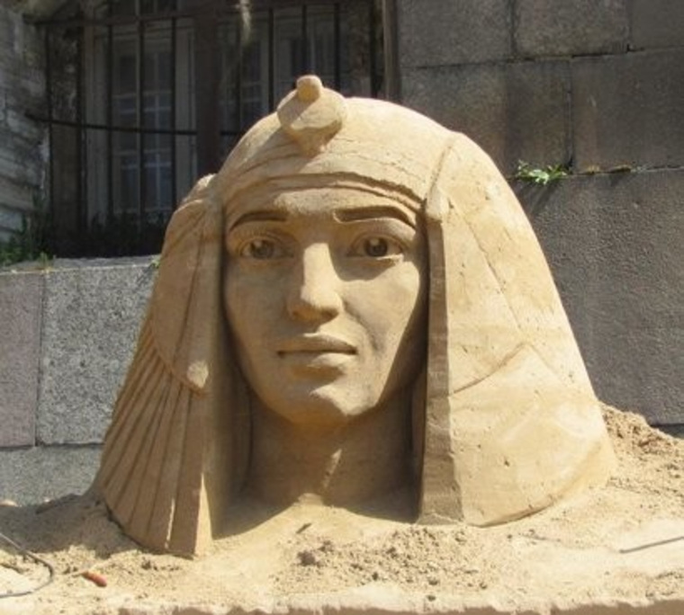 Скульптор увековечил певицу в образе Клеопатры