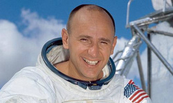 Алан Бин совершил полет на Луну в 1969 году