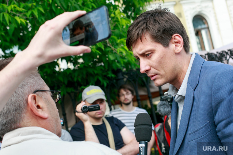 На акцию также пришел Дмитрий Гудков