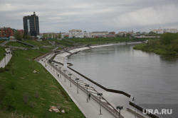 Виды Тюмени , пасмурно, набережная реки тура