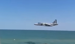 Су-25 пролетел над пляжем