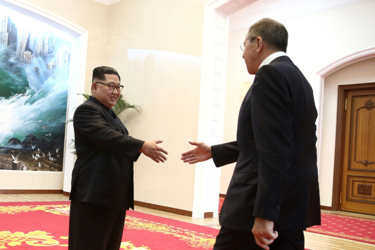 Например, здесь Ким Чен Ын улыбается по-настоящему