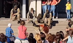Украинский спецназ показал детям шоу с кровью
