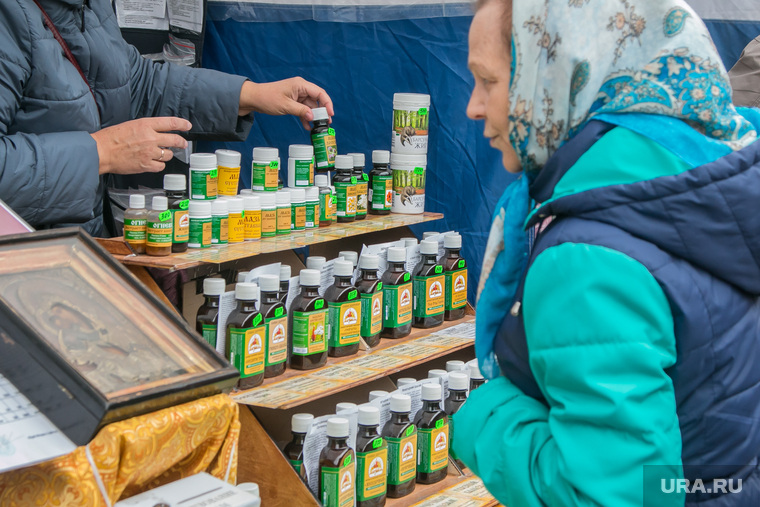 Продажа алкоголя на православной ярмарке. Курган, продажа бадов, бады