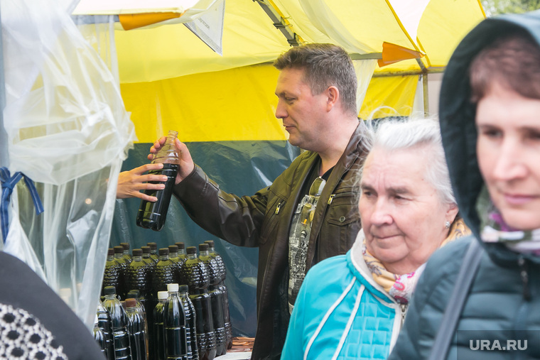 Продажа алкоголя на православной ярмарке. Курган, продажа алкоголя, вино, алкоголь