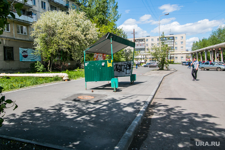 Сломанная остановка общественного транспорта. Курган, улица тимофея невежина, остановка общественного транспорта