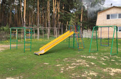 Детская площадка расположена на территории реабилитационного центра «Ковчег»