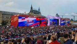 Тысячи людей собрались на Красной площади на концерте в честь Дня России