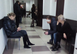 Месяц назад организаторы банды Лариса и Юля Паладийчук (мать и дочь) исправно ходили на заседания суда. Сейчас Юля в бегах