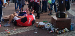 Иностранные болельщики мусорят на улицах города после футбольных матчей
