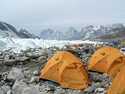 Туристы, покоряющие Эверест, оставляют на вершине горы мусора