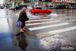 Город во время ЧМ. Екатеринбург, пенсионерка, пешеходный переход, лужа, проезжая часть, брызги, улица карла либкнехта, бабушка