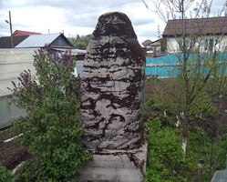 Памятник окружен садами