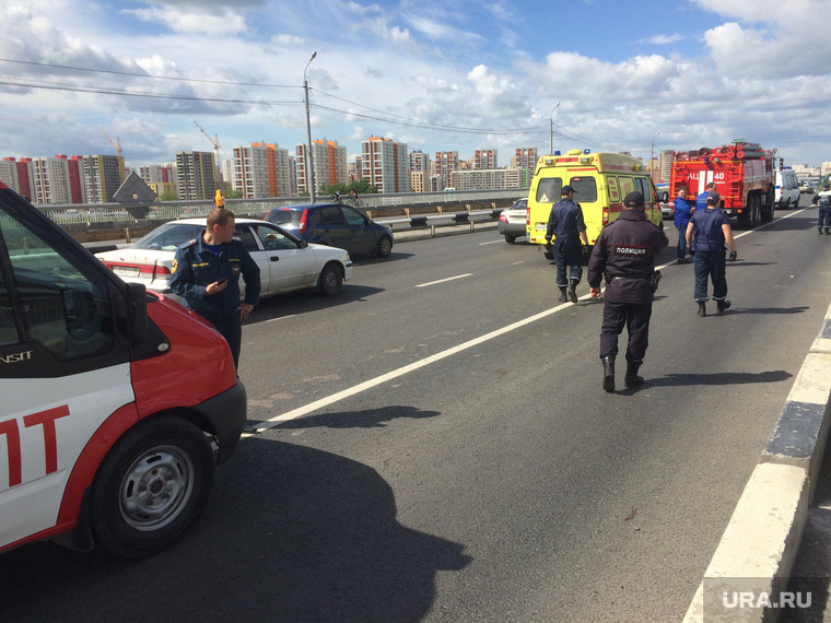 Самоубийца на мосту. Тюмень, мост, проезжая часть, спец машины