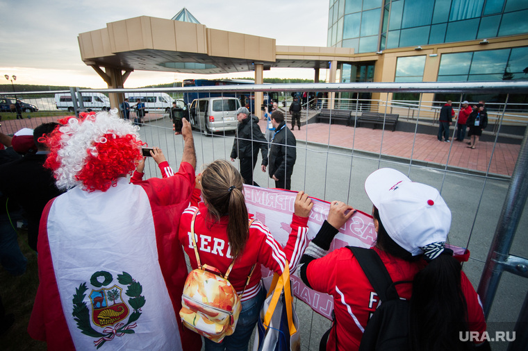 Прибытие сборной Перу по футболу в отель Ramada. Екатеринбург , чм-2018, fifa world cup, болельщики из перу