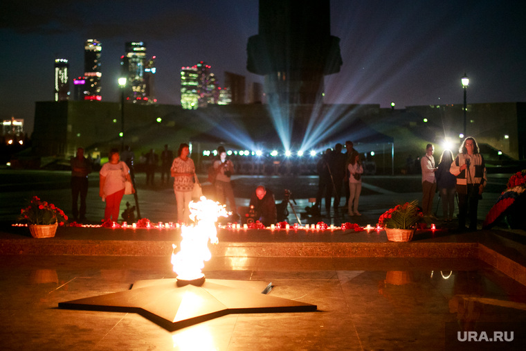 Акция "Помни" в день скорби и печали 22 июня в Парке Победы. Москва, вечный огонь, парк победы