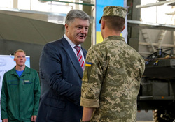 Президент Украины лично передал новое оборудование военным