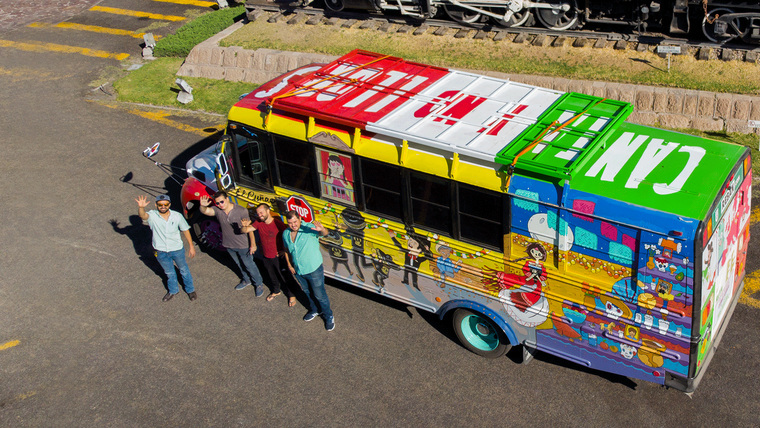 Хавьер с друзьями ездит по Екатеринбургу на красочно разрисованном автобусе