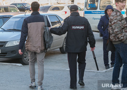 Несанкционированное шествие оппозиции у кинотеатра Россия. Курган