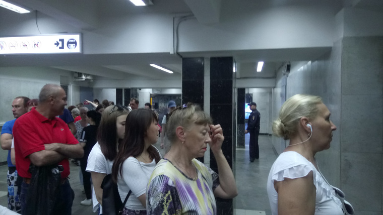Жители Екатеринбурга спокойно проходят в очереди