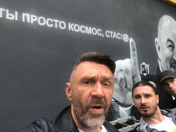 Сергей Шнуров активно болеет за российскую сборную