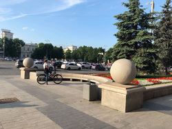 На «раздетые» шары обратили внимание горожане
