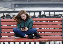 Виды Екатеринбурга, девушка, скамейка, пишет в телефоне