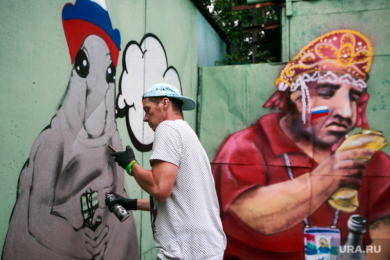 Граффити художника Алекса 214арт с изображением болельщиков, ставших мемом на матче Россия-Испания. Москва