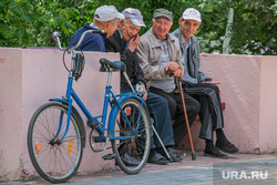 Разное. Курган  , старики, беседа, пенсионеры на скамейке, велосипед, пожилые люди, посиделки, компания стариков